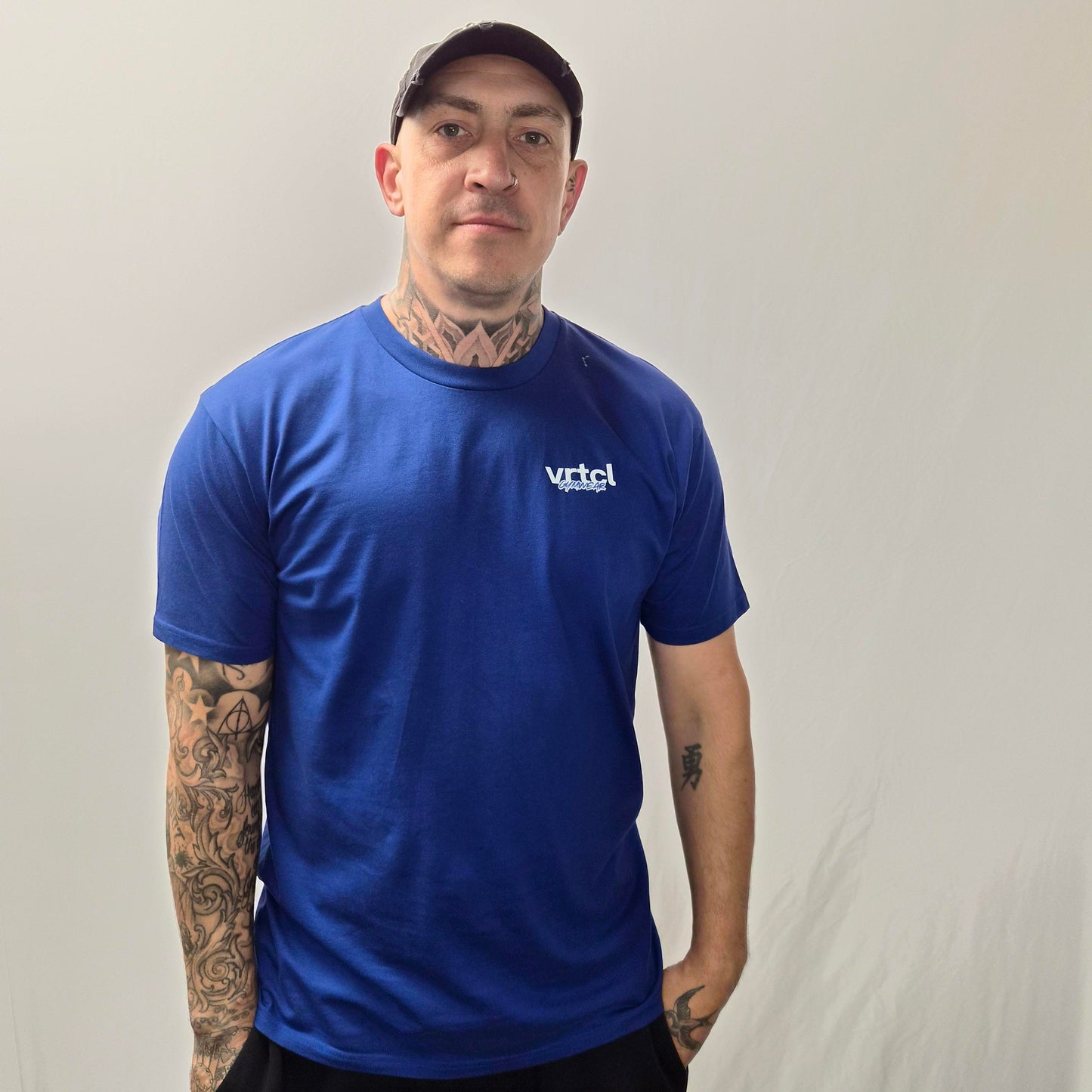 ESSENTIAL TEE